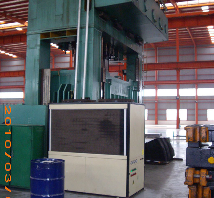 油冷機(jī)是依靠什么來(lái)改善機(jī)器溫度的？